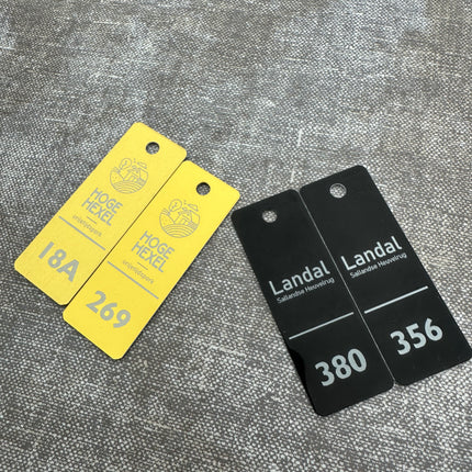 Llavero de aluminio rectangular con numero y logotipo 25x70 mm - Por unidad