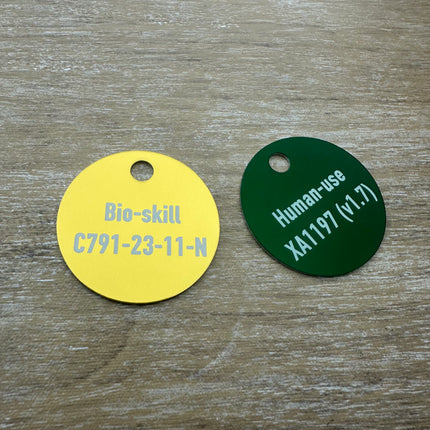 Llavero de aluminio con texto y numero grabado - Por unidad