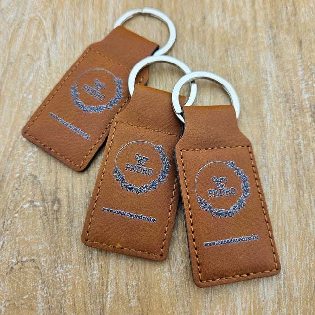 Llavero de cuero marrón con tu logotipo 33×70mm – Por unidad