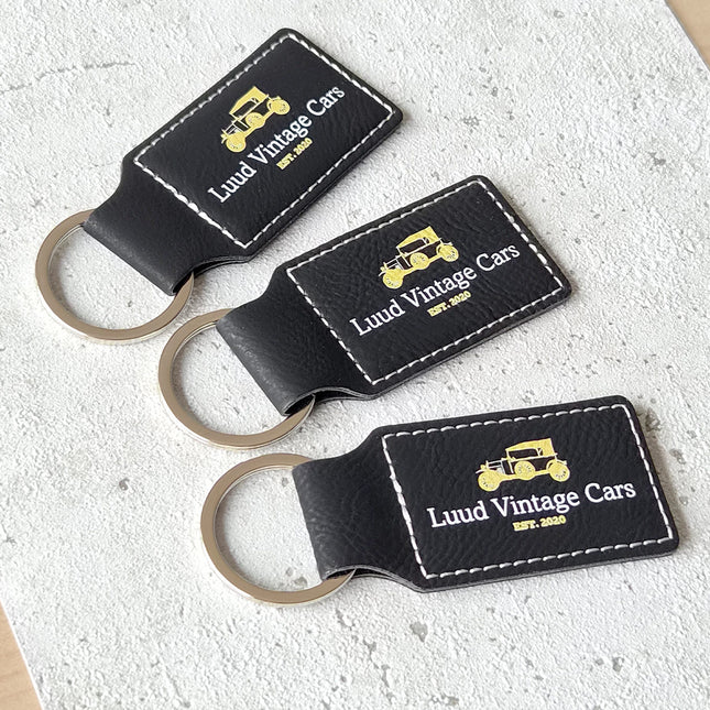 Llavero de cuero negro con tu logotipo 33×70mm – Por unidad