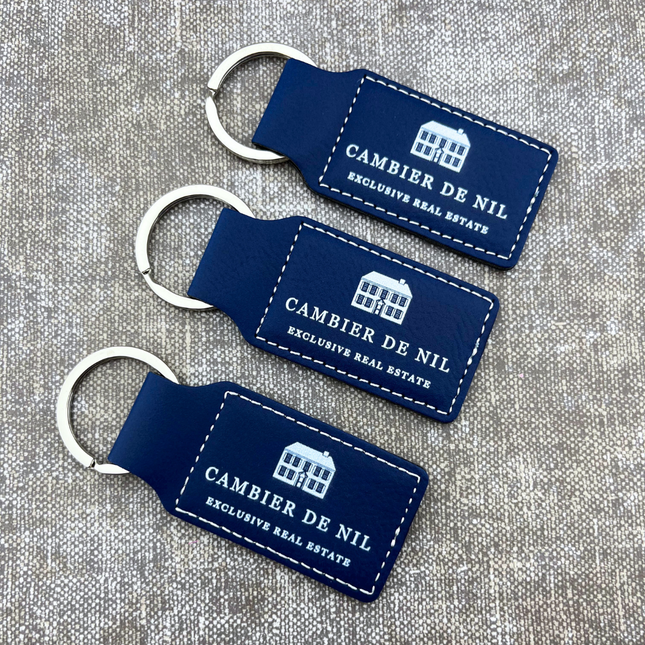 Llavero de cuero azul oscuro con tu logotipo 33×70mm – Por unidad